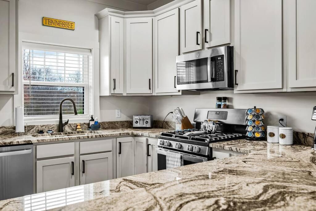 *Dog Friendly*Modern Home-Minutes To Dollywood, Gatlinburg, Smoky Mountains & Pigeon Forge! Extérieur photo